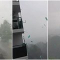 Upaljeni meteoalarmi u Hrvatskoj: Olujno nevreme u Zagrebu ruši stabla, u Travnom odneo krov sa škole