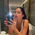 Ni svetski džet-set ne uživa kao ona! Privatni let, luksuzni rizorti, a sad nosa tašnu od 17.000 € i to na glavi (foto)