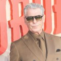 Pierce Brosnan u karamel odelu: Modna lekcija sa crvenog tepiha
