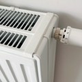 Tajno dugme na radijatoru Većina ljudi ne zna ovu malu tajnu - pravilnim podešavanjem značajno ćete smanjiti račune za grejanje…