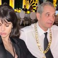 Glumac u provodu sa 32 godine mlađom suprugom Sve oči uprte u njih, ona u provokativnom izdanju, a tek da vidite njega (Foto)