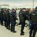 Kordon policije u Kragujevcu razdvaja okupljene građane i pristalice SNS-a