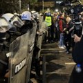Kordon policije između dve grupe građana ispred Skupštine - lete flaše i petarde
