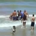 (Узнемирујуће) хорор сцена на популарној плажи! Људи хитно улетели у крваву воду да извуку дечака (13), још један бруталан…