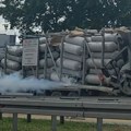 VIDEO: Sudar dva kamiona na auto-putu kod Stare Pazove, curi gas iz kanistera