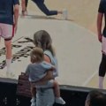 Jokićeva supruga sa sinom i ćerkom došla u Pionir! Nikola će večeras imati ogromnu podršku! Video
