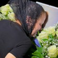 "Ne mogu da uđem u kuću!" Mala Cana vikala na komemoraciji - slomila se nad Andrijinom slikom, pridržavaju je