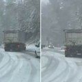 Usred leta zavejao sneg na planinama, temperatura pala ispod nule: Neverovatni prizori blizu Srbije (video)