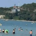 Dron pao među kupače na letovalištu: Tri osobe poginule, 13 povređeno