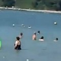 (Video) Dron pao među kupače na prepunoj plaži, ima mrtvih: Ljudi se pokrivali ležaljkama i vrištali od straha