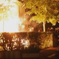 (FOTO) Demonstracije u Tirani osmi dan zaredom: Bačeni Molotovljevi kokteli na zgradu Vlade Albanije