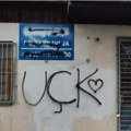 Preteći grafiti: "UČK" na ambulanti u kosmetskom selu Suvi Do