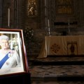 Velika Britanija počasnom paljbom i zvonjavom crkava obeležila godinu dana od smrti kraljice