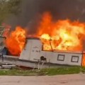 Zapalio se čamac Na Zemunskom keju: Vatra buknula, crni dim se širi (video)