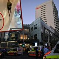 Tata heroj stao pred monstruma da spasi ženu i 3 deteta: Novi snimak drame u tržnom centru u Sidneju napadač odmah pobegao…