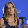 „Mi ćemo zauvek biti porodica“: Dženifer Aniston se rasplakala na pitanje da li joj je teško da gleda „Prijatelje“…