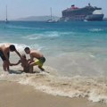 Talasi ženi slomili rebra! Kruzer izazvao užas u Grčkoj: Letele ležaljke i stvari po plaži, uhapšen kapetan (video)