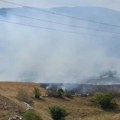 Zapalio vatru pored kuće, pa izazvao veliki požar: Plamen se otrgao kontroli, bukti kod Gacka - Stigli helikopteri iz Srbije