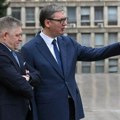 Danas ćemo postaviti nove temelje za čvršće veze naših naroda: Predsednik Vučić poželeo dobrodošlicu Robertu Ficu…