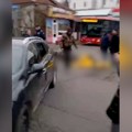 Automobil pokosio dostavljača hrane: Drama u Južnom bulevaru: Čovek leži na putu, saobraćaj obustavljen (video)