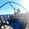 Foto-sešn lune Đogani ispod palme! Skinula se u bikini i pokazala zateknuto telo posle dva porođaja!