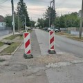 Čitaoci javljaju: U Stražilovskoj ulici mesecima stoje znakovi na putu