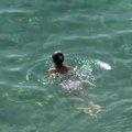 Plaža puna dece, a strankinja se kupa gola: Haos na hrvatskoj PLAŽI - skočili i SPASIOCI!