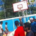 Nešto bizarnije odavno niste videli: Umro im prijatelj, a oni doneli mrtvački sanduk na teren i igrali basket sa njim VIDEO