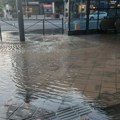 (Foto) poplavljen trotoar na Terazijama: Voda se izlila iz šahta, stigla i do podzemnog prolaza