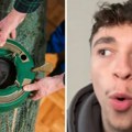 Kupio božićnu jelku, a dobio katastrofu Kad je otvorio kutiju i video šta je unutra - zanemeo od šoka! (video)