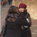 Žena snimala i pratila novinarku N1 tokom protesta u centru Beograda i vikala na okupljene - policija je privela VIDEO
