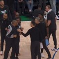 Sudija hteo da bije trenera! Nadrealne scene obilaze planetu! Čuveni NBA arbitar krenuo u sukob, košarkaši sprečili veliki…