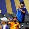 Japanski navijači čiste stadione nakon utakmica, a na društvenim mrežama ih žestoko napadaju, posebno žene (video)