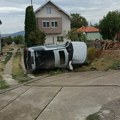 Automobil sleteo sa puta u blizini Leskovca, dve osobe povređene