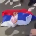Skandal u Ženevi Učenici škole gaze srpsku zastavu (video)