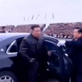 Kim Džong UN ne mari za sankcije Evrope - provozao se u novoj "bomboni"! Svi se pitaju: "Kako si uspeo da ga uvezeš?"