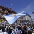 Економски шок: Аргентина слаби вредност своје валуте у корист долара, нови председник вуче дубоке јавне резове