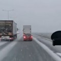 Slab sneg u Beogradu, ali je na ovom auto-putu baš napadao: Oprezno u vožnji, jak mraz širom Srbije (video)