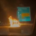 Gori automobil na auto-putu kod naplatne rampe na skretanju za Leskovac – VIDEO