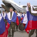 Ukrajina i Rusija ponovo razmenile zarobljenike! Vojnici ogrnuti zastavama, s osmehom na licima vraćaju se kući! Oglasio se…
