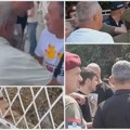 (VIDEO) Muškarac potegao nož na građane okupljene ispred suda u Rumi na skupu podrške poljoprivredniku