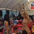 Rada Manojlović zapevala ispod šatora, bakšiš jedva stao u ruke: Pevačica usijala atmosferu: Oko nje flaše piva i plastične…