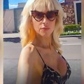 Ива Штрљић у тиграстој хаљини, силиконске груди у првом плану: Глумица усред бела дана у изазовном издању