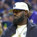 Lebrona muči išijas, propušta start NBA sezone