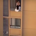 Некад су швалери висили са балкона, данас љубавнице висе са 10. спрата док комшије снимају! Цело насеље у неверици, драма…