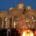 U porti manastira Gračanica obeleženo Badnje veče: Veliki broj vernika na paljenju badnjaka