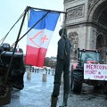 Париз у блокади Фармери довезли тракторе до Тријумфалне капије и Ајфеловог торња: "Нису урадили ништа"