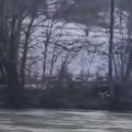 (Video) "Zar nema niko da je spasi?" Zabeležena neviđena scena na reci Lim: "Ne može da se bori protiv jake struje"