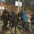 Žandarm pendrekom udara ženu po leđima na protestu ispred Narodnog pozorišta (VIDEO)