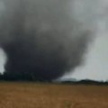 "Đavo" protutnjao Srbijom: Nebo "prokuvalo" i formiralo redak fenomen, meštani gledali kako se sve diže u vazduh (video)
